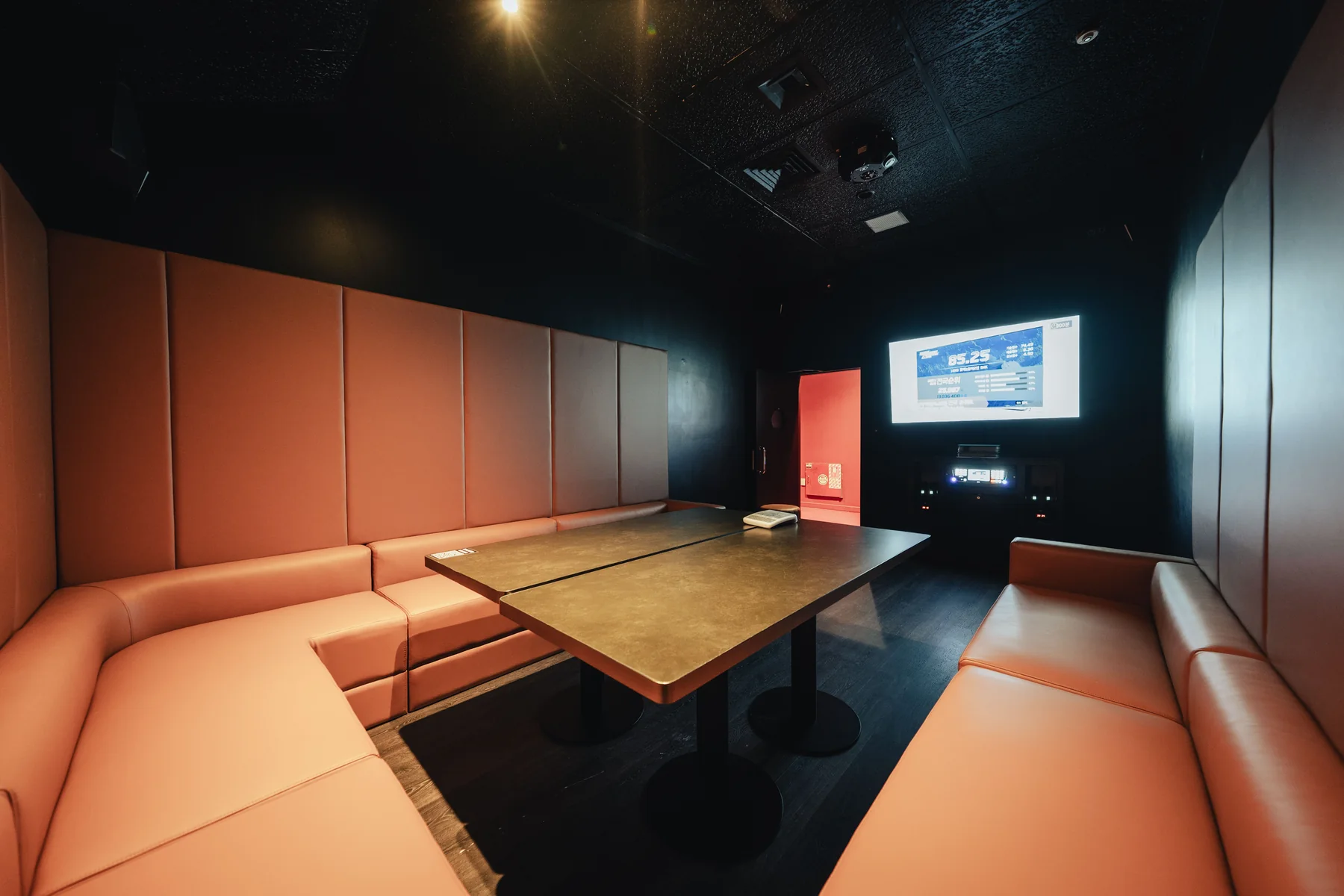 Bibi karaoke room with twin tables and screen